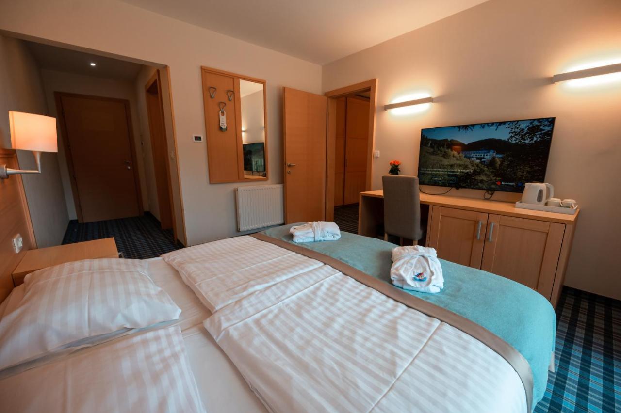 Wellness Hotel Montis Мозирие Екстериор снимка